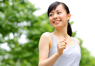 はつらつと運動する若い女性