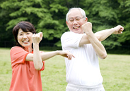 体操するシニア夫婦